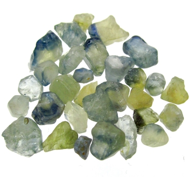 Bra Pris Parti 30 st Mycket Fin Rå Oslipad Gulaktigt Grön-Grön Blå Vit Safir 17,48 carat Naturliga Kristaller Bra Färg & Kvalitet från Afrika Köp Nu!