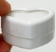 Bra Pris Elegant Hjärtformad vit plast box 50x40 mm med glaslock samt vit fyllning lämplig för dina ädelstenar och diamanter Köp Nu!