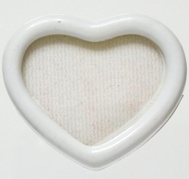 Bra Pris Elegant Hjärtformad vit plast box 50x40 mm med glaslock samt vit fyllning lämplig för dina ädelstenar och diamanter Köp Nu!