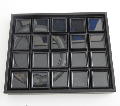 Bra Pris Etui  till ädelstenssamling inklusive 20 st 30x30 mm svart plast box, Svart öppen ram. Storlek på lådan är 180x150 mm Köp Nu!