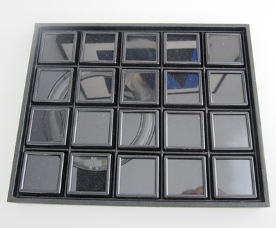Bra Pris Etui  till ädelstenssamling inklusive 20 st 40x40 mm svart plast box, Svart öppen ram. Storlek på lådan är 240x190 mm Köp Nu!