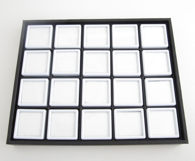 Bra Pris Etui  till ädelstenssamling inklusive 20 st 40x40 mm vita plast box, Svart öppen ram. Storlek på lådan är 240x190 mm Köp Nu!