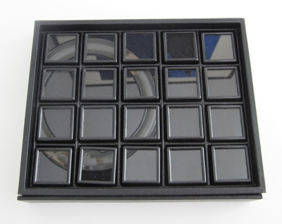 Bra Pris Etui för ädelstenssamlingen med svart lock och magnetlås, inklusive 20 st 30x30 mm svart plast box. Storlek på lådan är 180x150 mm Köp Nu!