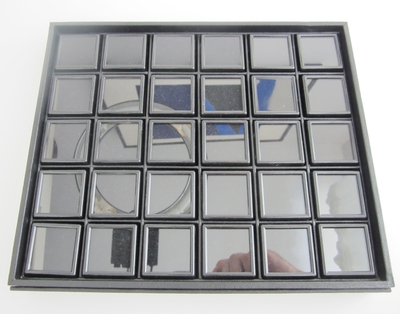 Bra Pris Etui för ädelstenssamlingen med svart lock och magnetlås, inklusive 30 st 40x40 mm svart plast box. Storlek på lådan är 280x240 mm Köp Nu!