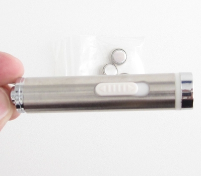 Bra Pris Liten Praktisk UV & LED Ficklampa Storlek Endast 65x15 mm med nyckelring, i silver färgad metall inklusive batterier Köp Nu!