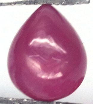 Bra Pris Mycket Fin Kvalitet Behandlad Rödrosa Rubin 2,55 carat Dropp Slipad Cabochon från Madagaskar Köp Nu!