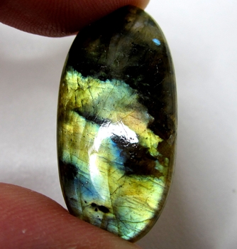 Bra Pris Mycket Fin Kvalitet Regnbågs Lystrande Labradorit 24,73 carat Oval Cabochon Slipning Suverän Lyster & Färgspel från Madagaskar köp Nu!