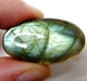 Bra Pris Mycket Fin Kvalitet Regnbågs Lystrande Labradorit 64,60 carat Oval Cabochon Slipning Suverän Lyster & Färgspel från Madagaskar köp Nu!