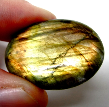 Bra Pris Mycket Fin Kvalitet Regnbågs Lystrande Labradorit 49,85 carat Oval Cabochon Slipning Suverän Lyster & Färgspel från Madagaskar köp Nu!