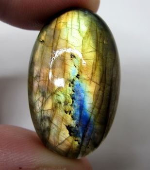 Bra Pris Mycket Fin Kvalitet Regnbågs Lystrande Labradorit 55,29 carat Oval Cabochon Slipning Suverän Lyster & Färgspel från Madagaskar köp Nu!