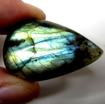 Bra Pris Mycket Fin Kvalitet Regnbågs Lystrande Labradorit 54,45 carat Dropp Cabochon Slipning Suverän Lyster & Färgspel från Madagaskar köp Nu!