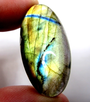 Bra Pris Mycket Fin Kvalitet Regnbågs Lystrande Labradorit 41,31 carat Oval Cabochon Slipning Suverän Lyster & Färgspel från Madagaskar köp Nu!