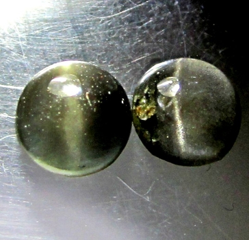 Bra Pris Parti 2 st Mycket Sällsynt Skarpt Kattöga Skapolit 1,32 carat Rund Cabochon Slipning Bra Kvalitet & Form från Sri Lanka Köp Nu!