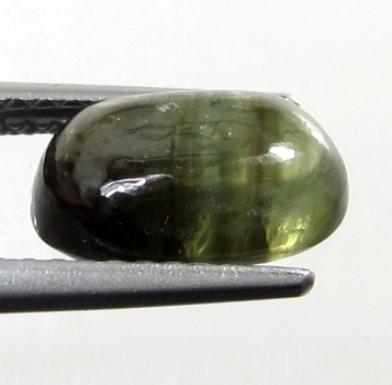 Bra Pris Fin Behandlad Djup Grön Safir 2,76 carat Oval Cabochon Slipning Bra Kvalitet & Färg från Madagaskar Köp Nu!