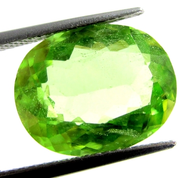 Bra Pris Mycket Stor & Fin Topp Medium Grön Peridot 7,74 carat Oval Slipad Mycket Fin Lyster & Kvalitet från Pakistan Köp Nu!