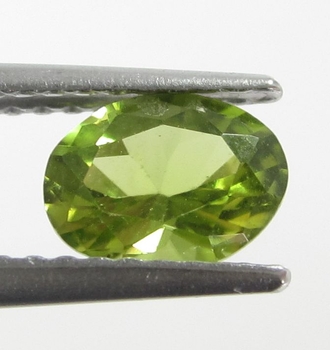 Bra Pris Mycket Fin Topp Grön Peridot 0,82 carat Oval Slipad Mycket Fin Lyster & Kvalitet från Pakistan Köp Nu!