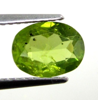 Bra Pris Mycket Fin Topp Grön Peridot 1,42 carat Oval Slipad Mycket Fin Lyster & Kvalitet från Pakistan Köp Nu!