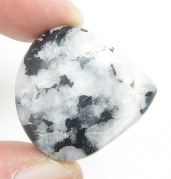 Bra Pris Bra Kvalitet Mjölkig vit Skimmrande Månsten 58,86 carat Dropp Cabochon Slipad Fin Lyster & Skimmer från Armenien Köp Nu!