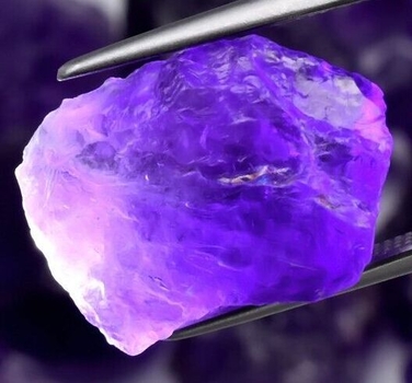 Bra Pris Obehandlad Rå Oslipad Topp Violett Ametist 3,78 carat Naturlig Kristall från Afrika Köp Nu!