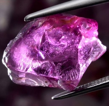 Bra Pris Rå Oslipad Bra Kvalitet Purpur Rosa Rhodolit Granat 4,37 carat Naturlig Transparent Kristall från Mozambik Köp Nu!