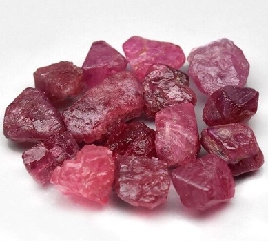 Bra Pris Parti 16 st Sällsynt Rå Oslipad Spinell 20,65 carat Naturlig Kristall Topp Röd & Obehandlad Bra Kvalitet från Mogok Burma Köp Nu!
