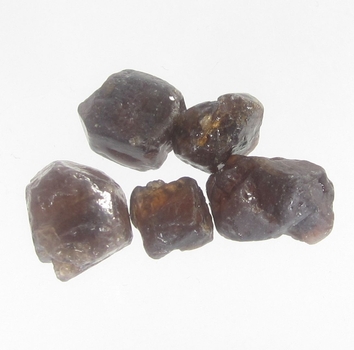 Bra Pris Parti 5 st Obehandlad Sällsynt Rå Oslipad Djup Rödaktigt Brun Zirkon 43,26 carat Naturlig Kristall Snygg Kubisk Form från Afrika Köp Nu!