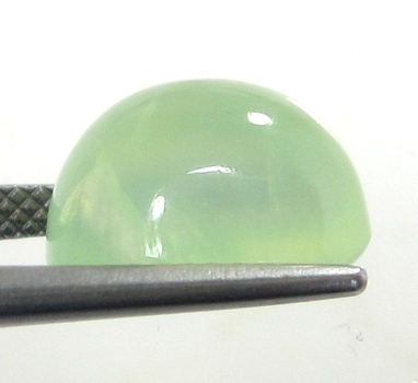 Bra Pris Mycket Fin Färg Äppelgrön Prehnit 5,84 carat Oval Cabochon Slipning Helt Transparent & Topp Kvalitet från Madagaskar Köp Nu!