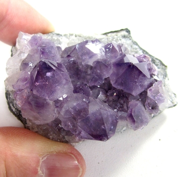 Bra Pris Mycket Vacker Specimen Skarp Violett Ametist 104,6 gram Formation av Kristaller Suverän Kvalitet från Brasilien Köp Nu!