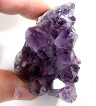 Bra Pris Mycket Vacker Specimen Skarp Violett Ametist 100 gram Formation av Kristaller Suverän Kvalitet från Brasilien Köp Nu!