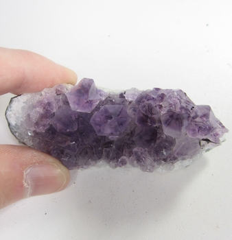 Bra Pris Mycket Vacker Specimen Skarp Violett Ametist 82,7 gram Formation av Kristaller Suverän Kvalitet från Brasilien Köp Nu!