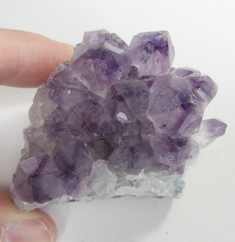 Bra Pris Mycket Vacker Specimen Skarp Violett Ametist 104,6 gram Formation av Kristaller Suverän Kvalitet från Brasilien Köp Nu!