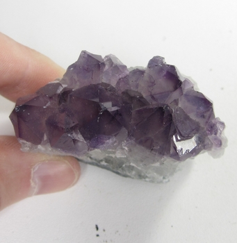 Bra Pris Mycket Vacker Specimen Skarp Violett Ametist 96,1 gram Formation av Kristaller Suverän Kvalitet från Brasilien Köp Nu!