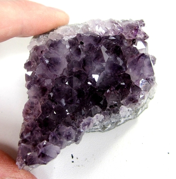 Bra Pris Mycket Vacker Specimen Skarp Violett Ametist 131,7 gram Formation av Kristaller Suverän Kvalitet från Brasilien Köp Nu!