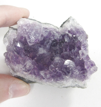 Bra Pris Mycket Vacker Specimen Skarp Violett Ametist 174,6 gram Formation av Kristaller Suverän Kvalitet från Brasilien Köp Nu!