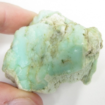 Bra Pris Specimen Vacker Mjukt Grön Opal 62,7 gram Naturlig Bit med Opal i Grönt Grädd Vit och Brun Nyans från Anderna i Peru Köp Nu!
