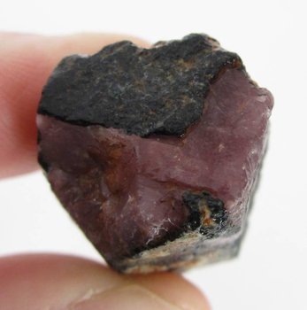 Bra Pris Sällsynt Obehandlad Rå Oslipad Specimen Rubin 125,45 carat Naturlig Hexagonal Kristall Intressant Kvalitativt Samlar Objekt från Afrika Köp Nu!