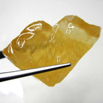 Bra Pris Spännande Rå Oslipad Vacker Honungs Kalcit 13,1 gram Naturligt Brottstycke Bit Transparent & Skarp Färg från Brasilien Köp Nu
