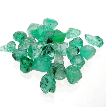 Bra Pris Parti 25 st Rå Oslipad Mycket Sällsynt Intensiv Blåaktigt Grön Smargad Kristall 7,34 carat Naturlig Kristall Transparent från Colombia Köp Nu!