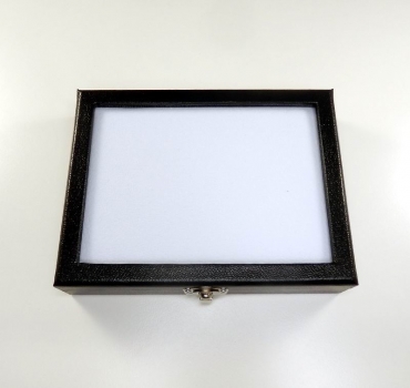 Bra Pris Etui för ädelstenssamlingen med låsbart lock i glas. Vit vadderad fyllning, storlek på lådan är 200x150 mm Köp Nu!