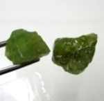 Parti 2 st Bra Pris Rå Oslipad Fin Oliv Grön Peridot 16,26 carat Naturlig Kristall Transparent-Translucent från Pakistan Köp Nu!