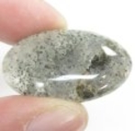 Bra Pris Mycket Fin Intressant Grön Prickig Svart Rutil Kvarts 40,42 carat Oval Cabochon Slipning Bra Kvalitet & Form från Brasilien Köp Nu!