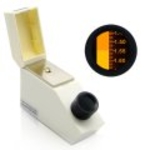 Ädelstensrefraktometer Fable FGR-002A med inbyggd lampa som belysning, mäter brytningsindex (RI) för ädelstenar. Högkvalitativ och 2 ml refraktometerolja i glasflaska ingår. Köp nu!