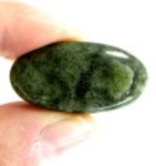 Bra Pris Mycket Fin Kvalitet Kanadensisk Grön Nefrit Jade 41,78 carat Oval Cabochon Slipning Fin Färg & Translucent Köp Nu!