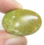 Bra Pris Mycket Fin Gulaktigt Grön Opal 27,58 carat Oval Cabochon Bra Färg & Kvalitet från Peru Köp Nu!