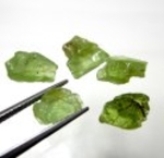Parti 5 st Bra Pris Rå Oslipad Fin Oliv Grön Peridot 13,94 carat Naturlig Kristall Transparent-Translucent från Pakistan Köp Nu!
