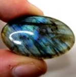 Bra Pris Mycket Fin Kvalitet Regnbågs Lystrande Labradorit 43,95 carat Oval Cabochon Slipning Suverän Lyster & Färgspel från Madagaskar köp Nu!