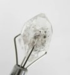 Bra Pris Äkta Oslipad Diamant Kvarts 5,38 carat Naturlig Kristall med Actinolit från Afganistan Köp Nu!
